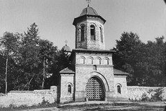 Poarta clopotnita bisericii Arhanghelului Mihail din satul Cuhureștii de Sus