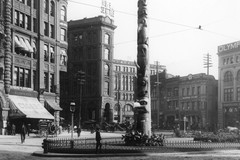 Totem pole at Pioneer Place