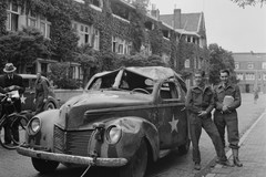 Vernielde legerauto wordt gesleept - Achterzijde van het pompstation Soestduinen