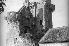 Crouy-sur-Ourcq. Château du Houssoy. Donjon et ancien logis au sud-est