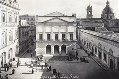Caltagirone, Piazza Municipio e Galleria Luigi Sturzo