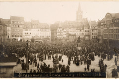 La foule rassemblée Place Kléber attend la proclamation de la République