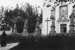 Zákupy. Кostel sv. Františka Serafinského, sochy světců před kostelem: zleva Antonín z Padovy, Josef z Leonessy