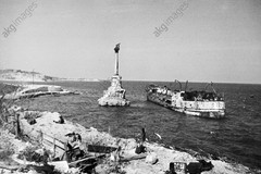 Пам'ятник затопленим кораблям без сажі від спаленого танкера Pendroos