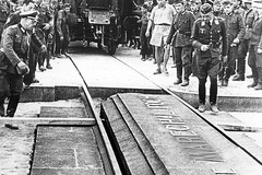 Des soldats allemands installent la voiture de Compiègne à l'endroit de la signature de l'armistice