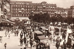 Pamplona, La Comparsa desfila por la Plaza del Castillo