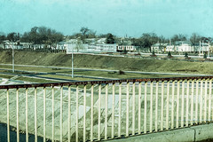 Vedere de la pod la terasamentul orașului și Memorialul Gloriei
