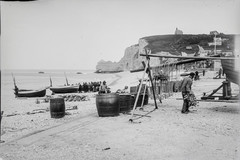 Étretat. Pêcheurs sur la plage et falaise d'Aval