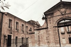 La mairie de Lodève, ancien palais épiscopal. Portail d'entrée