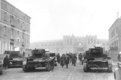 Tanques republicanos frente a la Plaza de Toros de Teruel