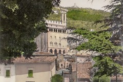 Gubbio, Palazzo dei Consoli visto dai Giardini