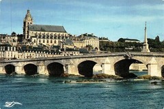 Blois. Pont de la Loire et la Cathédrale Saint-Louis