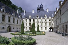 Saumur. Cour d'honneur du couvent de l'Oratoire et dôme de la chapelle Notre-Dame-des-Ardilliers