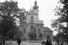 Bécsi kapu tér, Karmelita templom, előtte Kisfaludy Károly szobra
