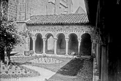 Cloître de l'abbaye de Saint-Bertrand-de-Comminges