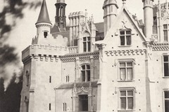 Château de la Mothe-Chandeniers, douve et côté droit