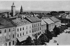 Uherské Hradiště. Pohled z věže kostela na domy na levé straně náměstí