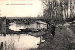 Villiers-sur-Morin. Le Pont, les garçons pêchent
