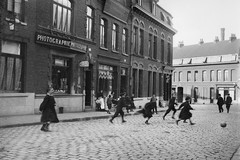 Rue du Moulin. Enfants jouant au football