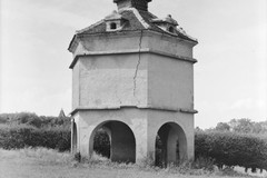 Château de Marignan à Bars : colombier octogonal sur arcades, lanternon