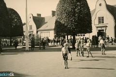 Drenge holder frikvarter i skolegården foran pavillonbygningerne til Skovshoved Skole