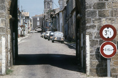 Sauveterre-de-Guyenne. Porte de la Font et l'église Notre-Dame