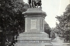 Santiago. Estatua de Los hermanos Amunátegui en la Alameda