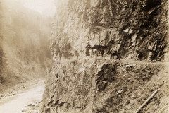 მოგზაურები canyon ბილიკი მთებში კავკასიაში