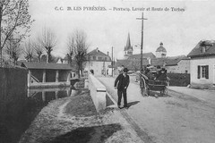 Pontacq. Lavoir et route de Tarbes