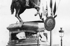Deux soldtas américains posant devant la statue de Jeanne d'Arc endommagée