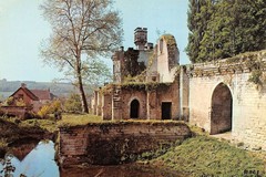 Château de Septmonts. Les Douves et la Tour carrée