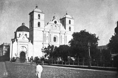 Plaza Morazán & Catedral de San Miguel Arcángel