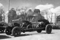 Sowjetische Truppen auf der Parade. Reichstagsgebäude