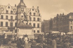 Marktplatz mit Jan-Wellm-Denkmal und Altem Rathaus