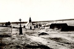 Zhůří, kaple sv. Václava. Сelkový pohled na ves s kaplí