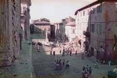 Urbino. Italia. Piazza del Rinascimento. 1986.