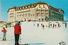 Luchon-Superbagnères. Les champs de neige devant le GRAND HOTEL