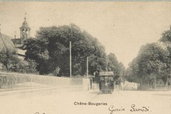 Chêne-Bougeries, Eichenroute: Eine Straßenbahn geht vor dem Tempel vorbei