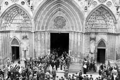Bayeux, les officiels rentrent dans la cathédrale pour la messe