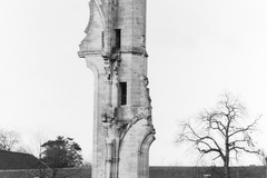 Abbaye de Royaumont. Ruines de l'église abbatiale, ancienne tourelle