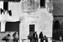 Alcántara, lugareños sentados en el poyete de una casa en la Plaza de España
