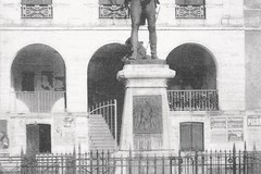 Statue du général Joseph Barbanègre devant l'hôtel de ville de Pontacq