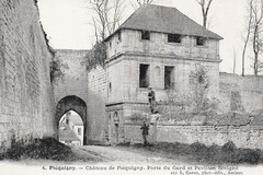 Château de Picquigny. Porte du Gard et Pavillon Sévigné