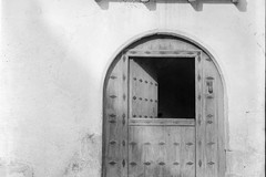 Puerta de madera y balcón de forja en Sigüés