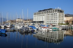 L'hôtel Beaulac et le port des jeunes rives à Neuchâtel