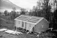 Bygging av laftet demohus under riksmesse i Tromsø
