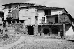 Casas de mampostería, ladrillo, madera, y adobe recubiertas de chapa y teja en Miranda del Castañar