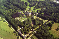 Luchtfoto van het kasteel De Haar, met het omliggende park, uit het zuidwesten