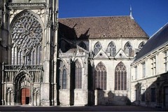 Sens. Cathédrale Saint-Etienne: Partie ouest de la façade sud
