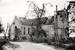 Het zwaar beschadigde Oude Kerkje, Benedendorpsweg te Oosterbeek